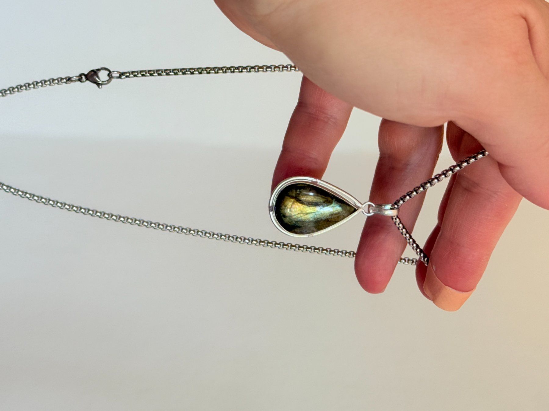 Ketten: Collier Labradorite, forme goutte d'eau – Neu und originalverpackt aus Genève von AWWA 9