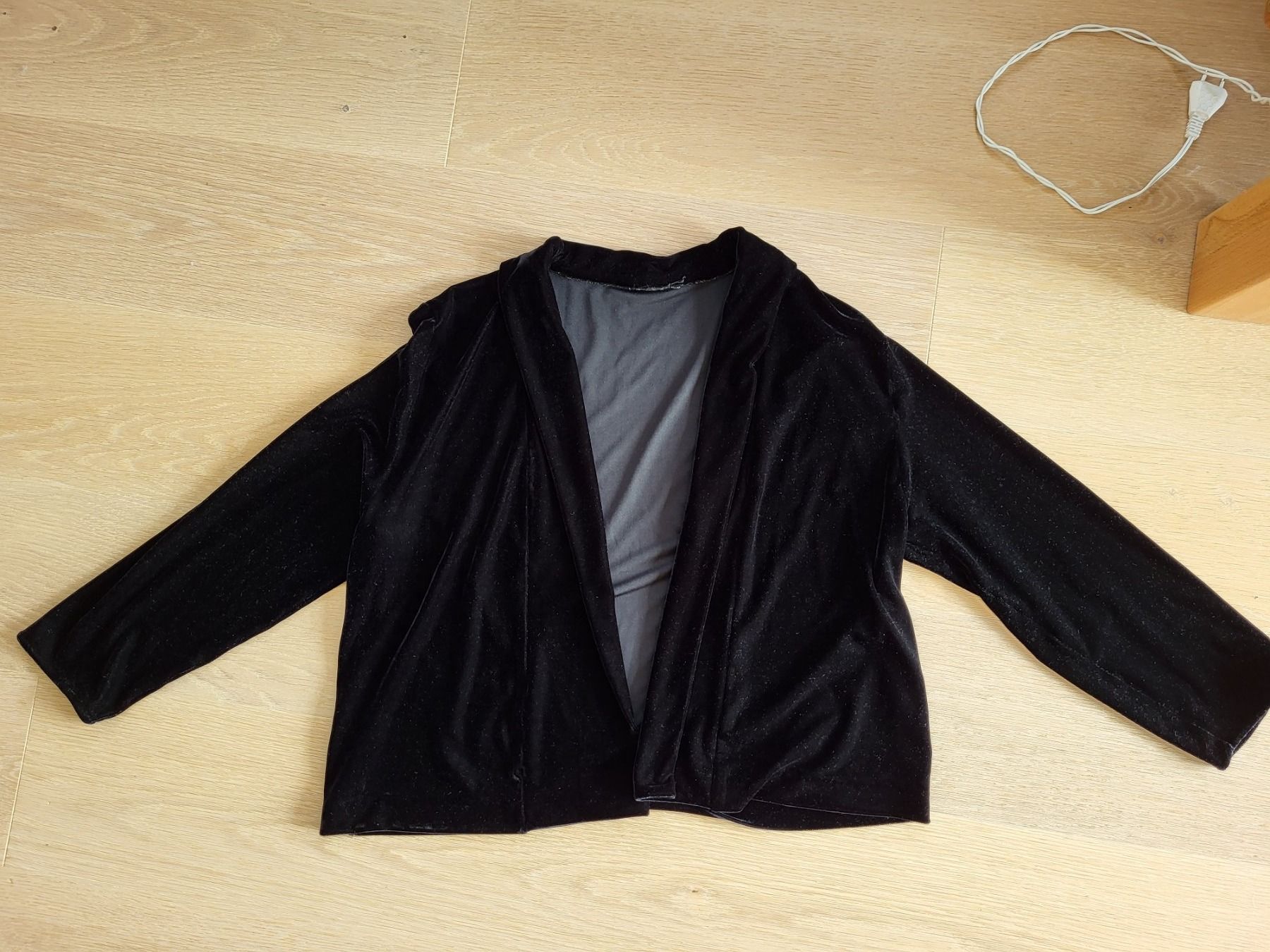 Vestes: schwarzes Samtjäggli Jacke M – D'occasion à Steffisburg par esneusdaheime 1