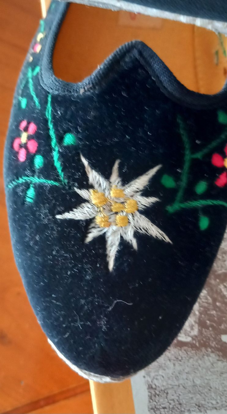 Damenschuhe: Ballerines NOIRES, feutrées avec  broderies taille 38 – Neu (gemäss Beschreibung) aus La Chaux-de-Fonds von Boutique333 2