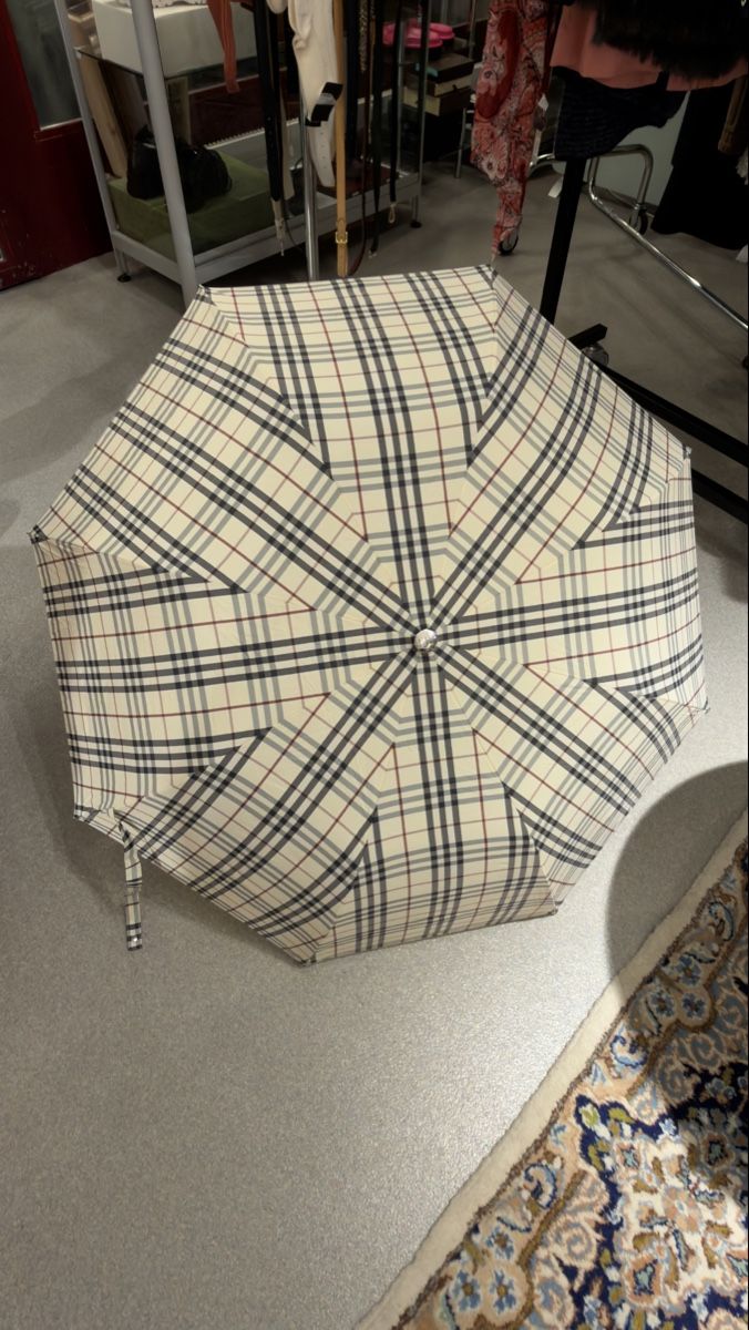 Burberry Ombrelli: Burberry Schirm mit Holzgriff, Neu – Nuovo e nell'imballaggio originale da Lachen SZ venduto da HelvetiaLuxury 2