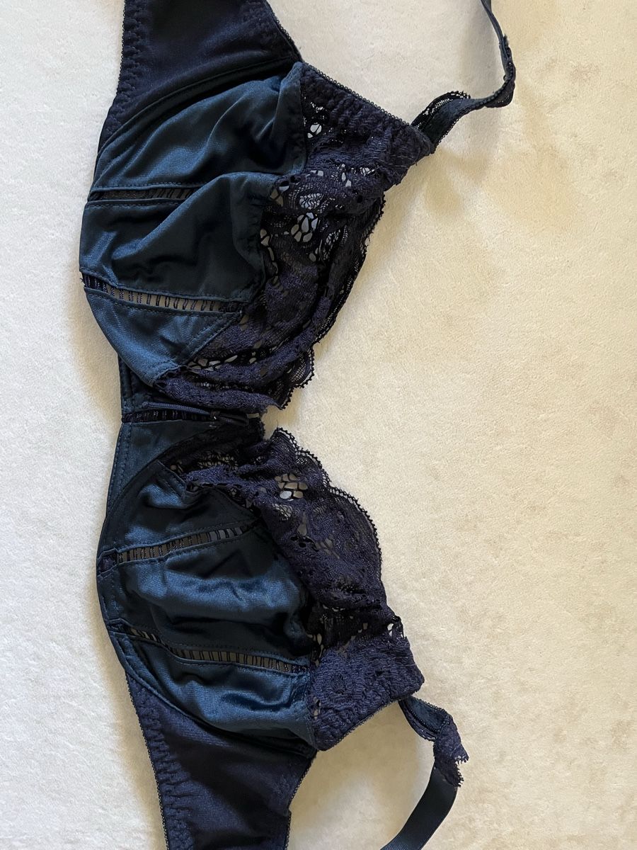 Autres dessous: Dark blue Bra 75 C used – D'occasion à Zürich par ShopaholicGems