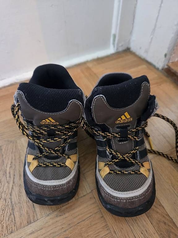 Adidas Schuhe für Jungen: Schuhe Adidas, Grösse 25 – Gebraucht aus Lichtensteig von ann_9w9b