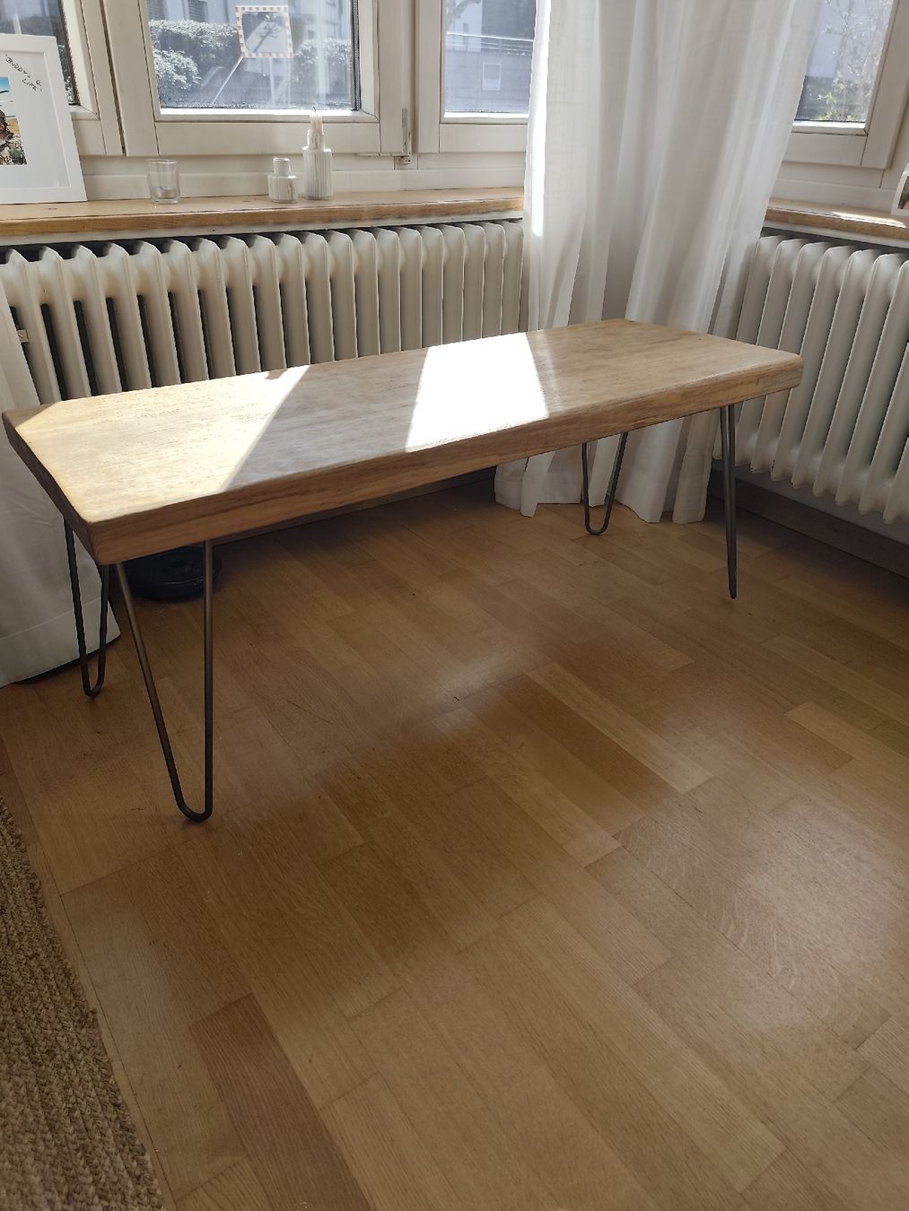 Tische: Holztisch, massive Eiche an einem Stück mit Hairpin Legs – Gebraucht aus Zürich von sofielahanna 1