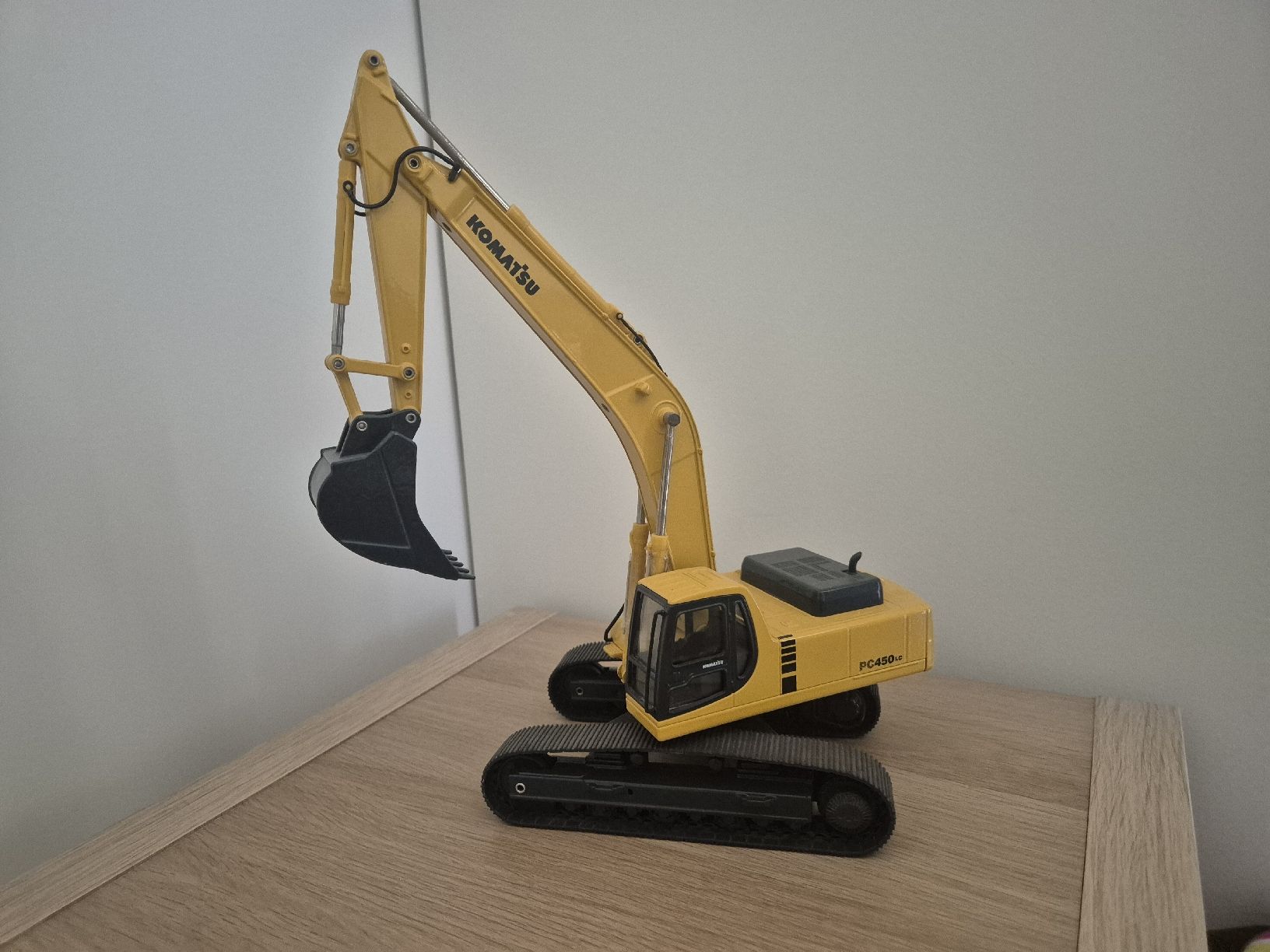 Komatsu Escavatori: Grosse Komatsu Raupenbagger  – Usato da Fischbach-Göslikon venduto da Nuno85
