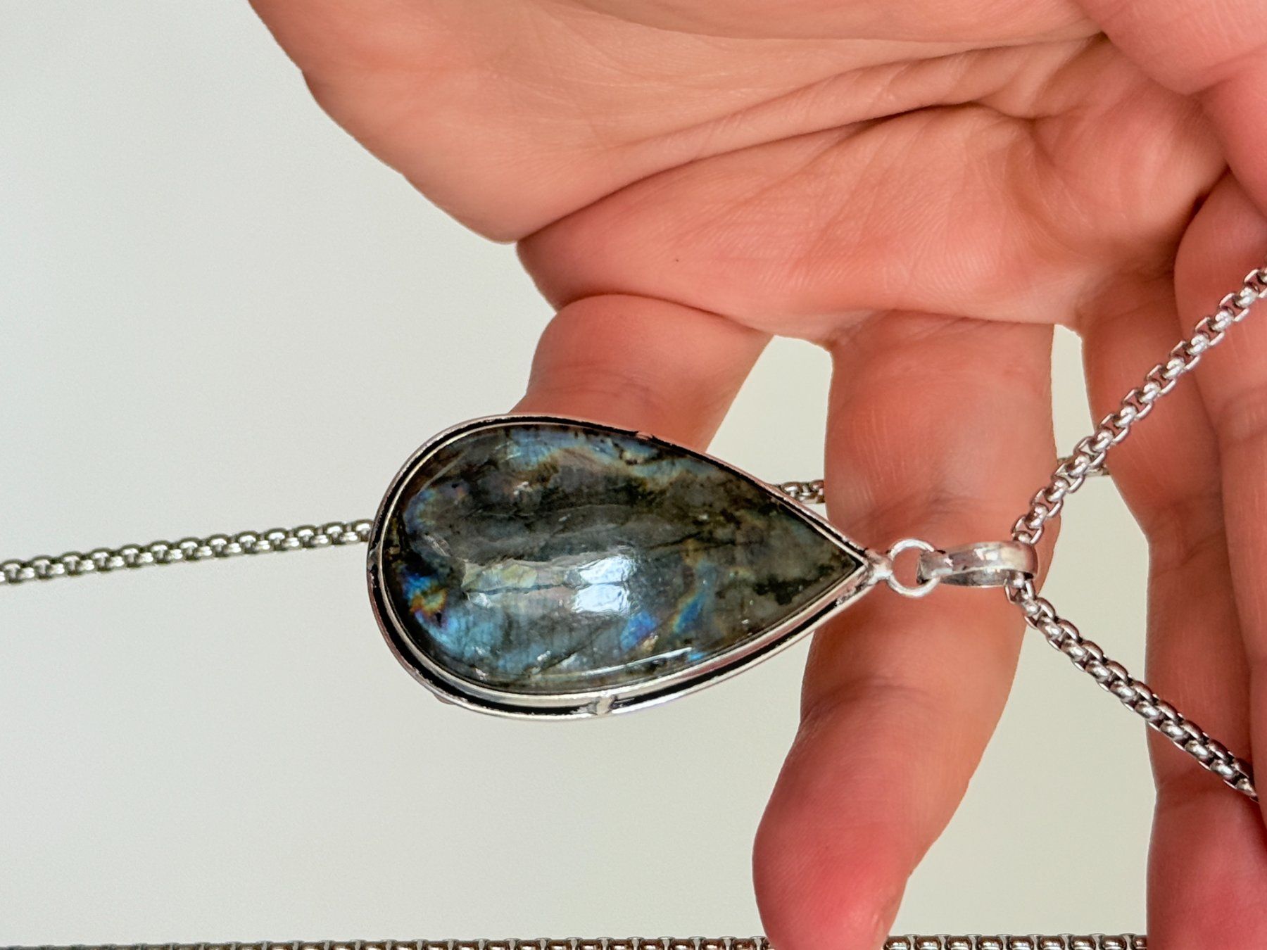 Catenine: Collier avec pendentif labradorite forme goutte – Nuovo e nell'imballaggio originale da Genève venduto da AGBERG 2