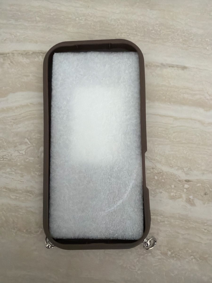 Apple Cover & Protezioni schermo: iPhone17 Pro case with strap, brown & heart detail – Nuovo e nell'imballaggio originale da Paradiso venduto da Ixaya.studio 3