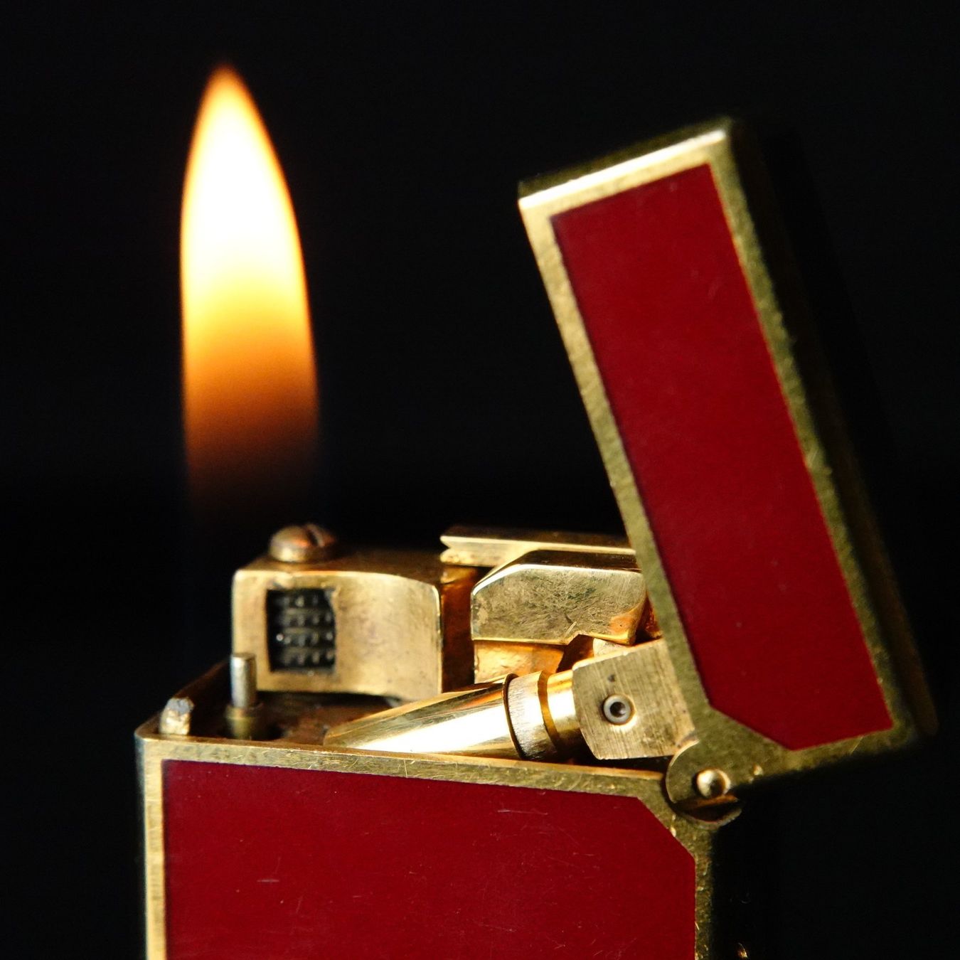 Dunhill Accendini: Dunhill - Lacquer Red Pattern Rollagas Lighter vergoldet – Usato da Bruettisellen venduto da Collector_Store 1