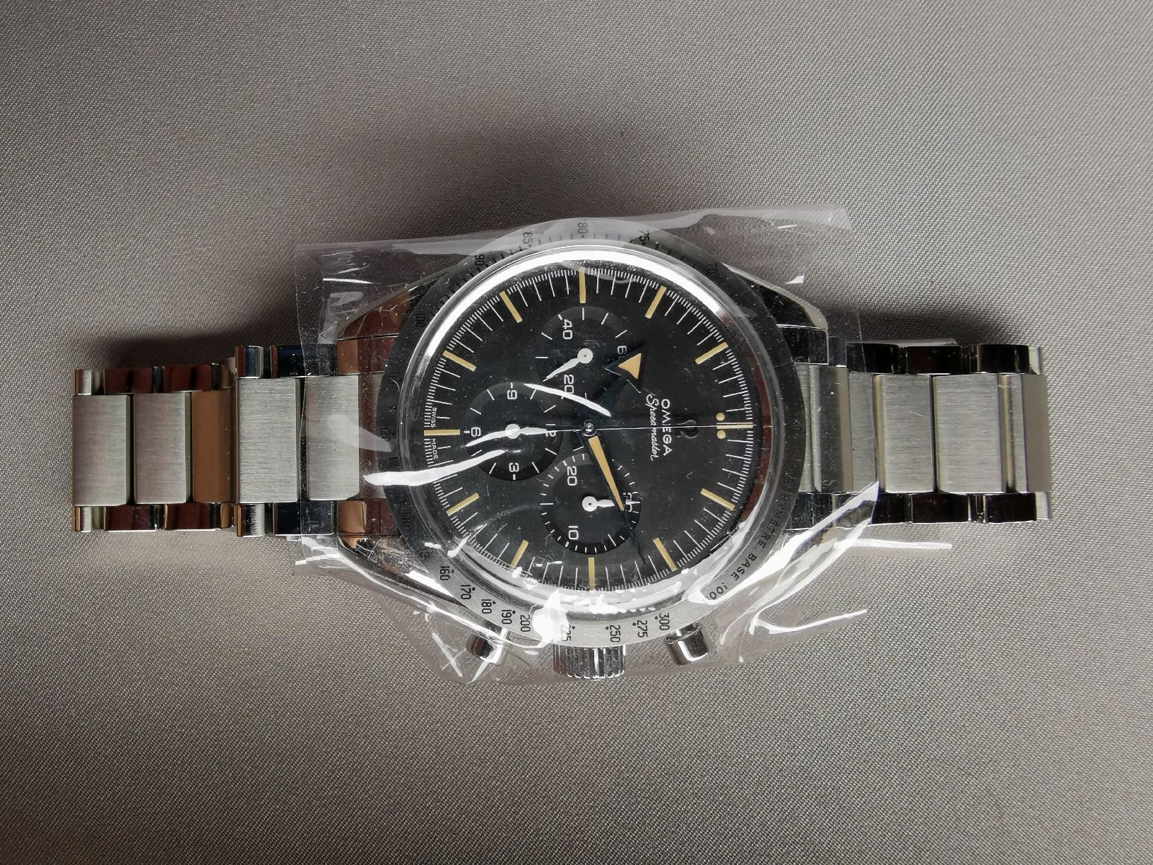 Omega Orologi: Omega Speedmaster 60th  " 1957 " – Nuovo e nell'imballaggio originale da Farvagny-le-Grand venduto da CollectibleWatches 1