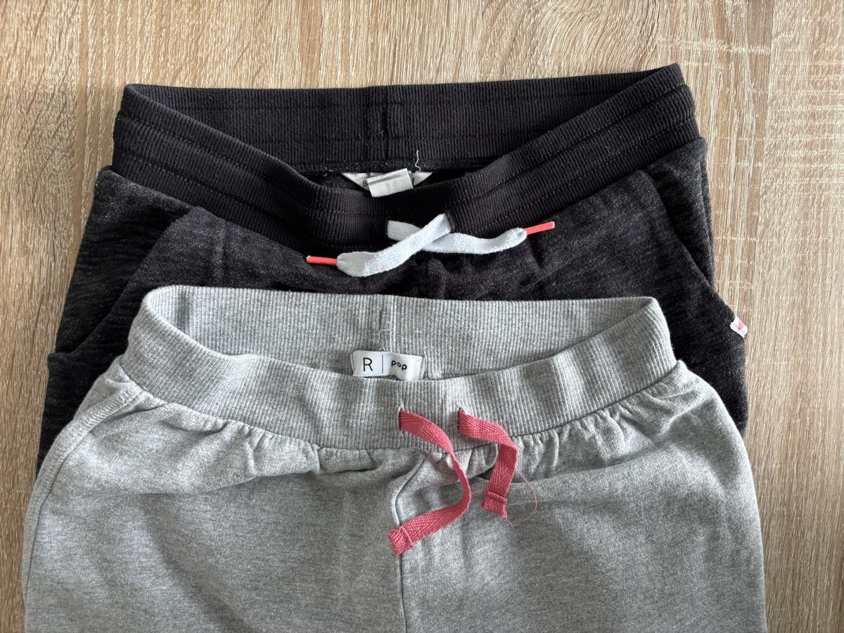 Pantaloni: 3 Trainerhosen / Turnhosen Gr 146 – Usato da Ebikon venduto da Regipe 1