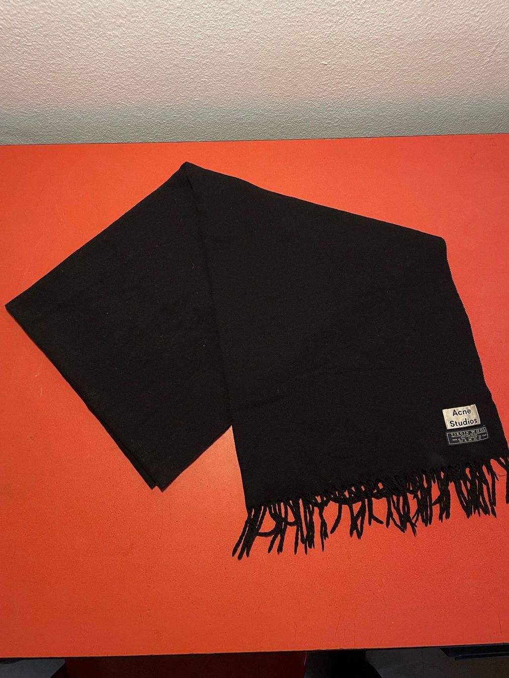Acne Studios Foulard & Sciarpe: Acne Studios Schal aus reiner Schurwolle – Usato da Zürich venduto da Jona.B 2