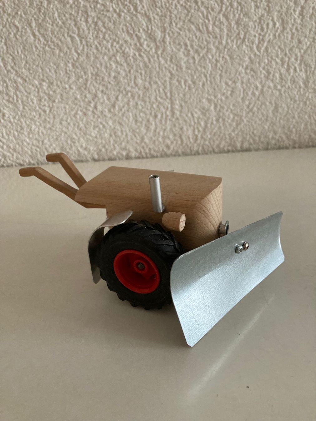Articoli in legno: Rapid mit Schneepflug, Handarbeit, aus Holz – Nuovo (secondo la descrizione) da Rotkreuz venduto da Holzarbeit