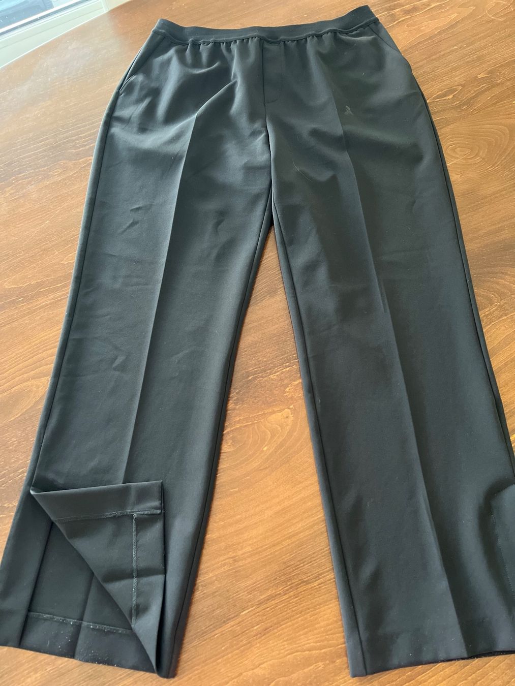 Monari Pantaloni: Monari- Stoffhose schwarz mit Elastikbund Gr. 42 – Usato da Ebmatingen venduto da Mistelu