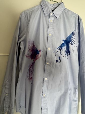 Hemd hellblau Grösse M mit Vogelmotiv & Fleck 🐦🎨