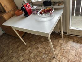 Weisser Tisch mit Schublade und je 27 cm ausziehbar. 