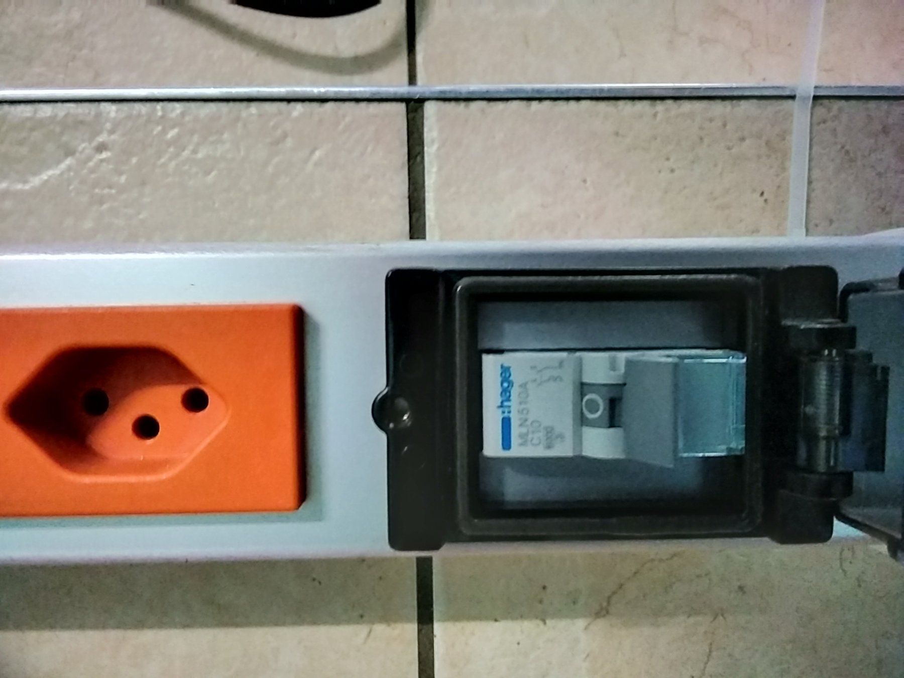 Stromzufuhr: Multiprises à disjoncteur – Gebraucht aus Courgenay von Lolam