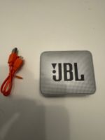 JBL Go 2 Lautsprecher silber mit Ladekabel