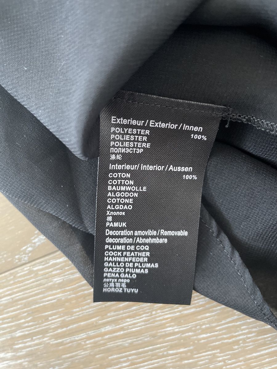 Camicette: Elegant Black top with Feather Detail – Usato da Zürich venduto da muz_5h6k 1