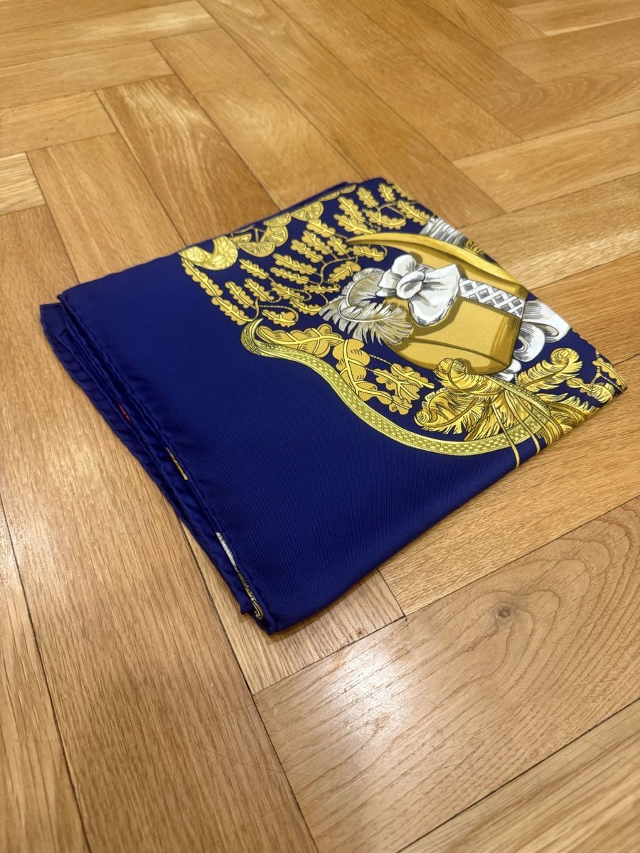 Hermès Foulard & Sciarpe: Hermes Seidenschal Dunkelblau mit Gold-Muster - – Nuovo (secondo la descrizione) da Basel venduto da ich-verkauf-dir-was