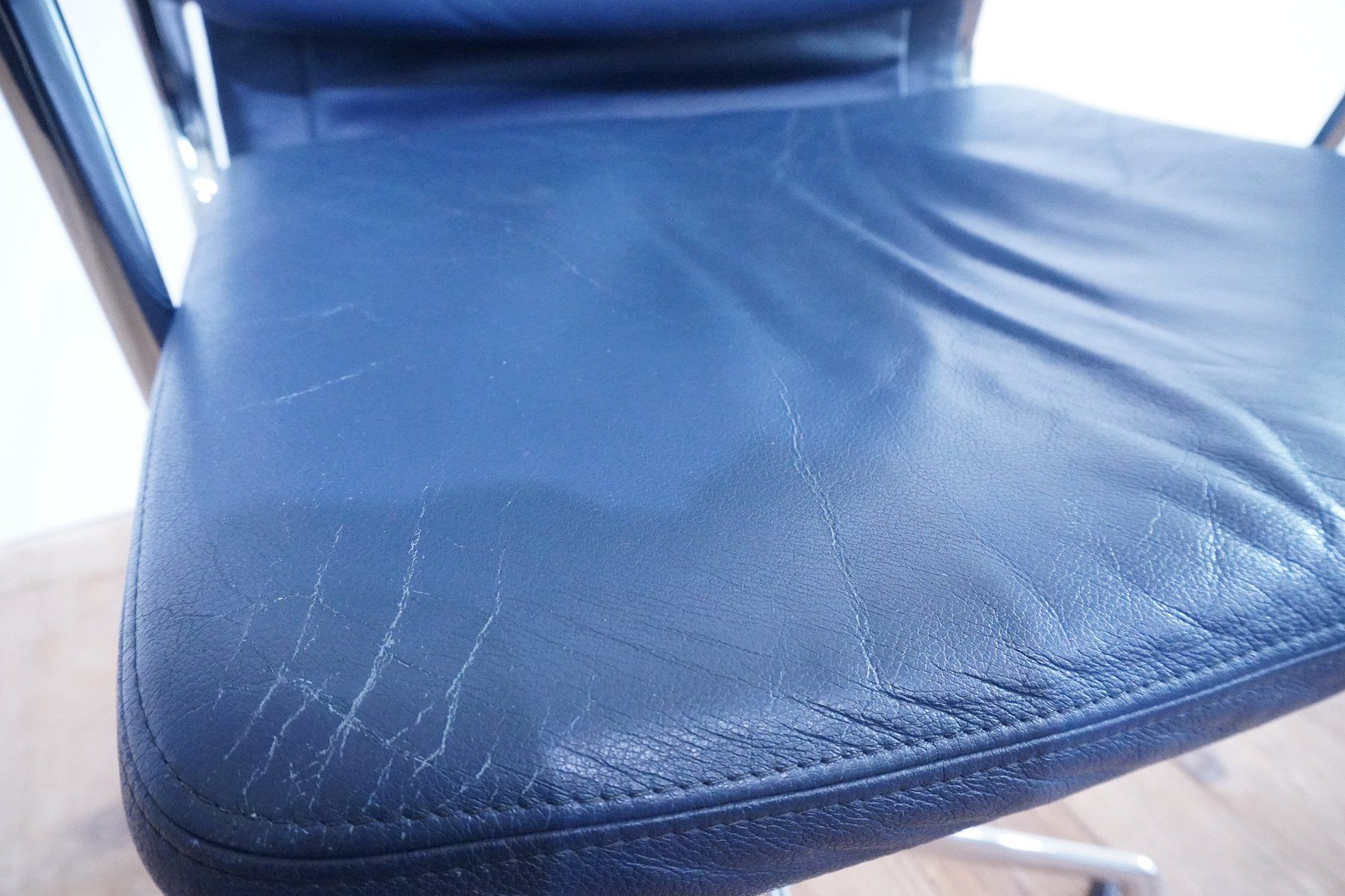Vitra Chaises: Vitra Eames Soft Pad EA219 Leder dunkelblau – D'occasion à Bad Zurzach par QLASSIQ 6