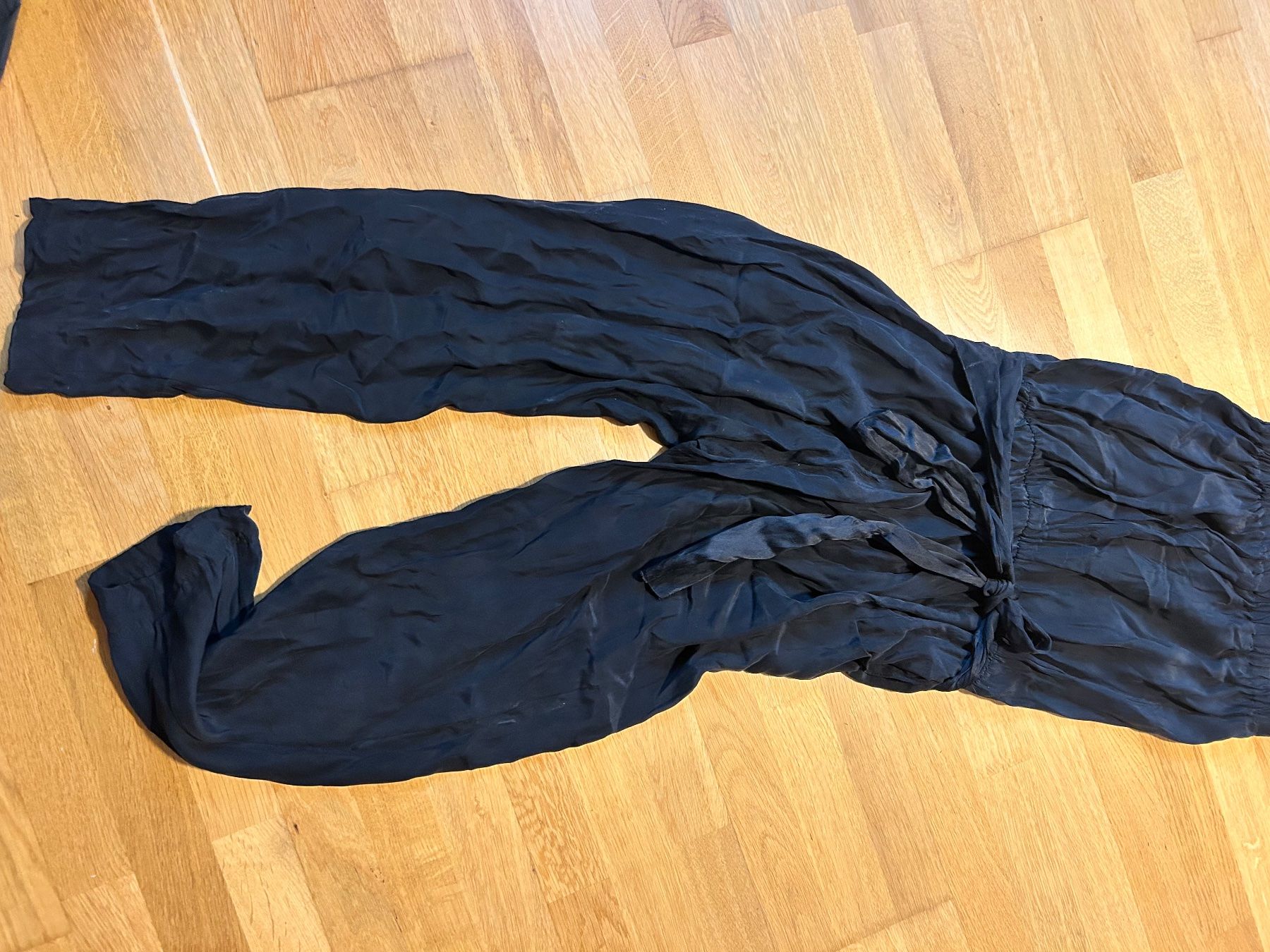 Tute: Schwarzer seidenoverall mit Bindegurt und Gummizug gebraucht – Usato da Luterbach venduto da time11 3