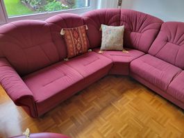 Gemütliches Ecksofa in Weinrot – Alcantara