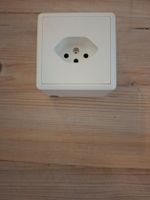 AP Steckdose 1xT13 Edizio Due mit Kabelauslass unten links