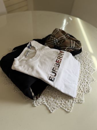 Burberry T-Shirt weiss mit Hoodie schwarz Set getragen