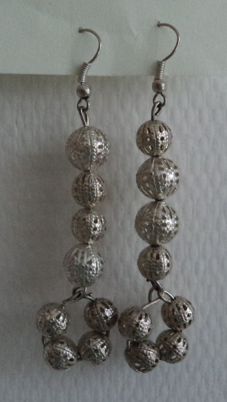 Orecchini pendenti & Orecchini a lobo: Boucles d'oreilles pendantes couleur argent – Nuovo (secondo la descrizione) da Basel venduto da maripas17