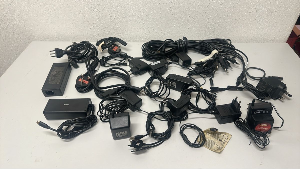 Lecteurs & Adaptateurs: Assorted Power Adapters and Cables, Acceptable – D'occasion à Elsau par MANWITHVAN