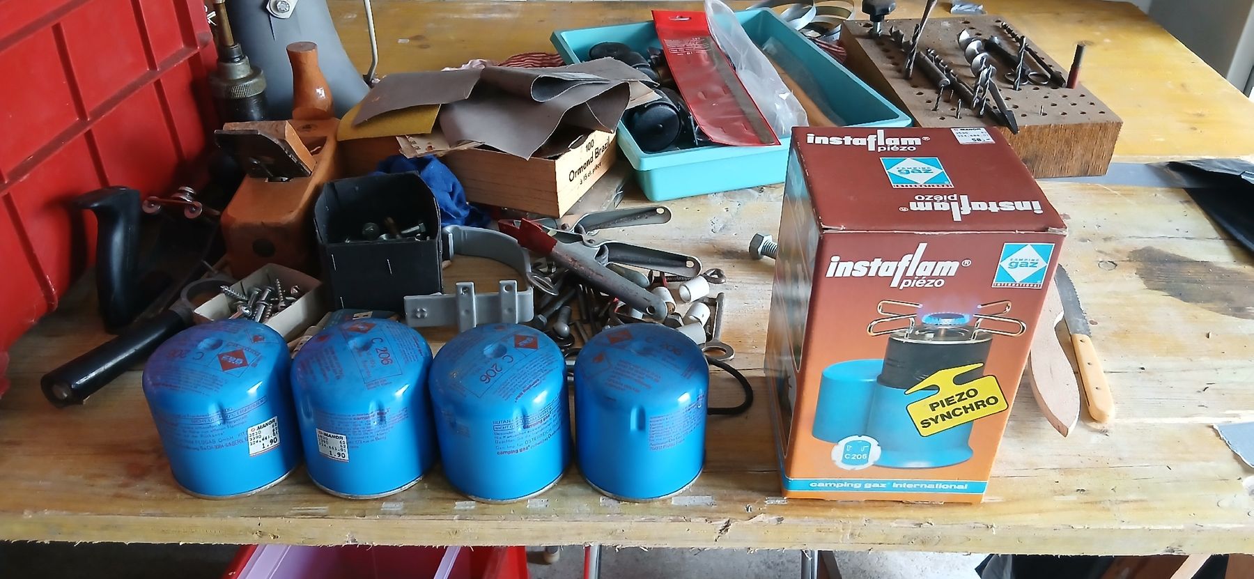 Cucine: Campingkocher mit 4 Gasflaschen – Nuovo e nell'imballaggio originale da Aristau venduto da Manufisch0