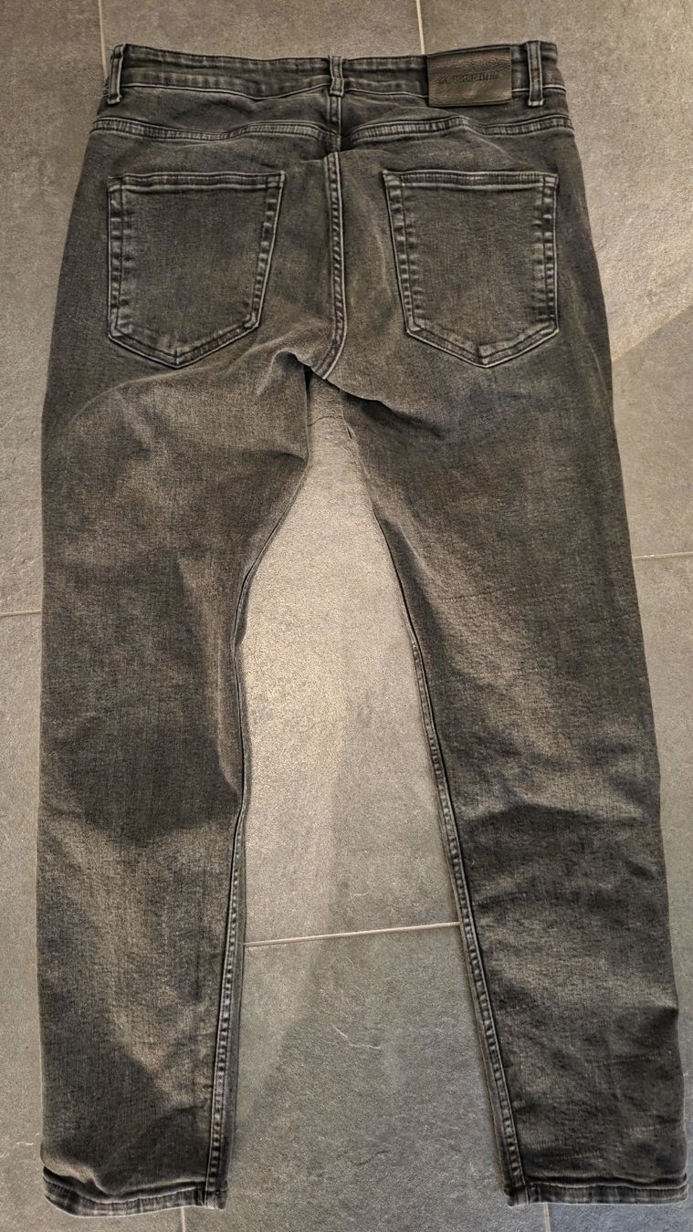 Jeans: Schwarze Destroyed Jeans, Grösse 36 – Usato da Konolfingen venduto da Siggi_wulle 1