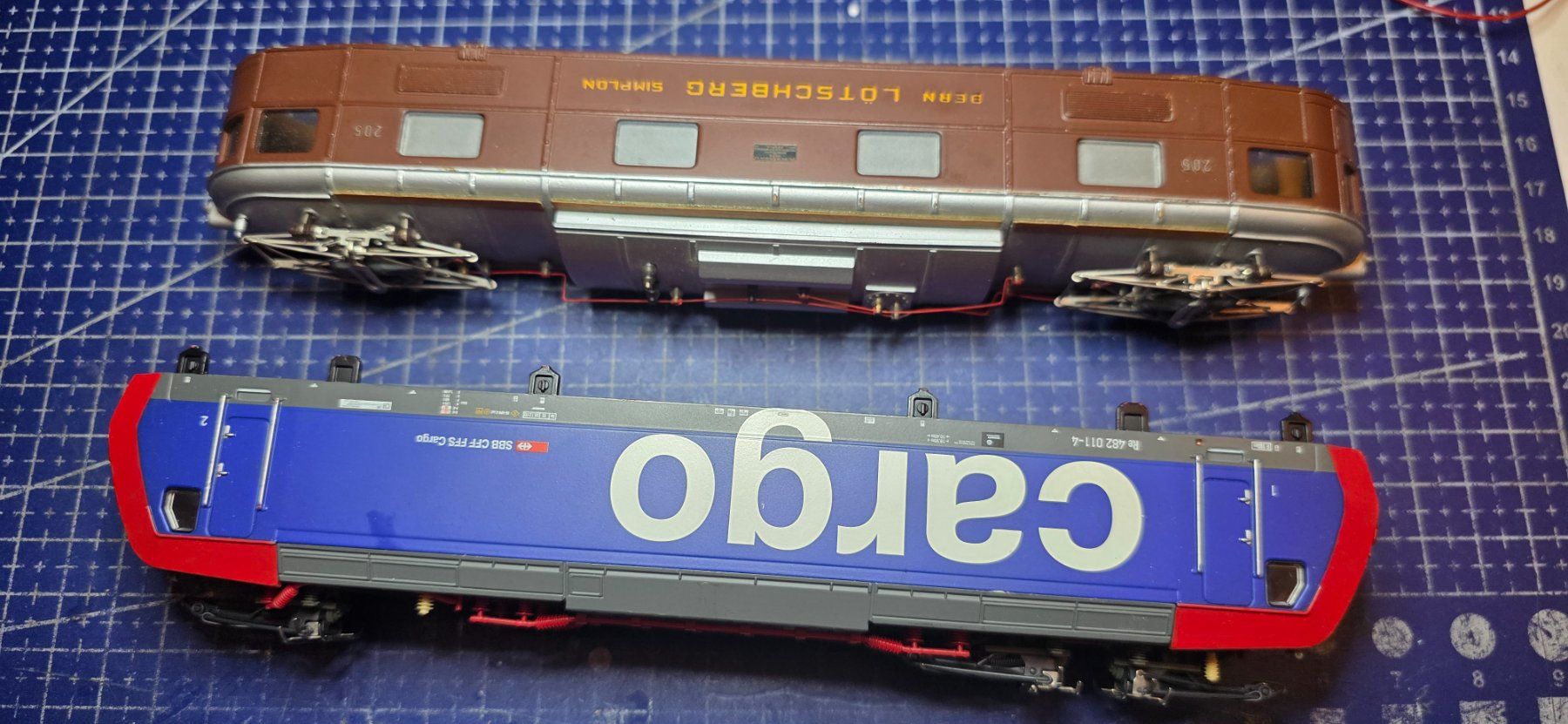 Modellini di ferrovie: Modelleisenbahn Gehäuse 2 stück HO/DC – Usato da Hochfelden venduto da Danizh0 2