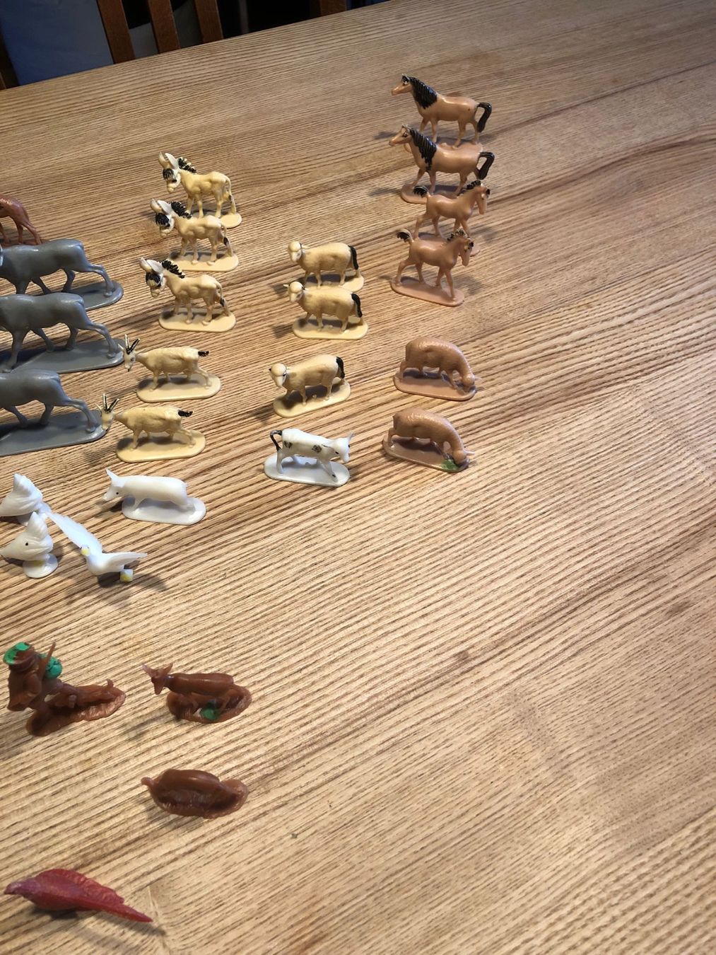 Statuette: 52 antike Kunststofffiguren – Usato da Röschenz venduto da Tashroal 3