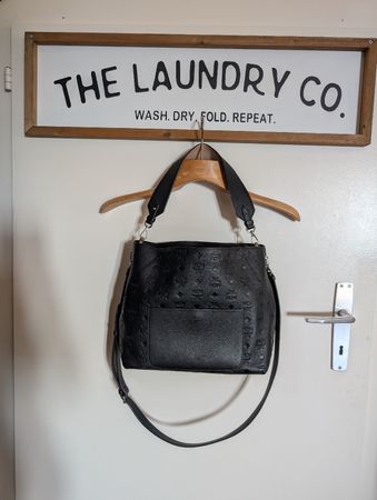 Super sac MCM modèle PORTUNA cuir noir