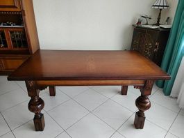 Massiver Esszimmertisch
