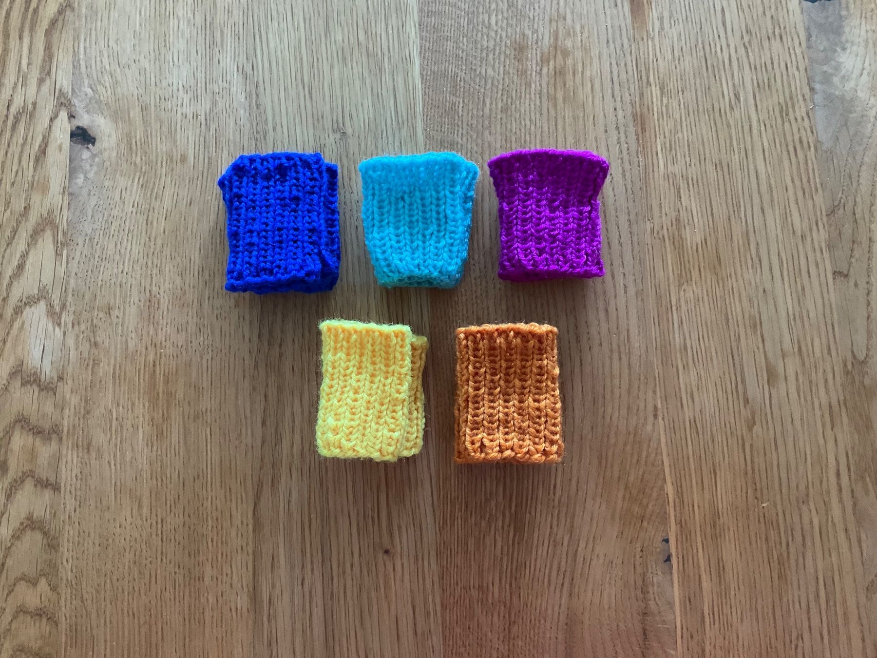 Guanti: Handgestrickte Kinder- Pulswärmer verschiedene Farben – Nuovo (secondo la descrizione) da Wetzikon ZH venduto da FeeF 2