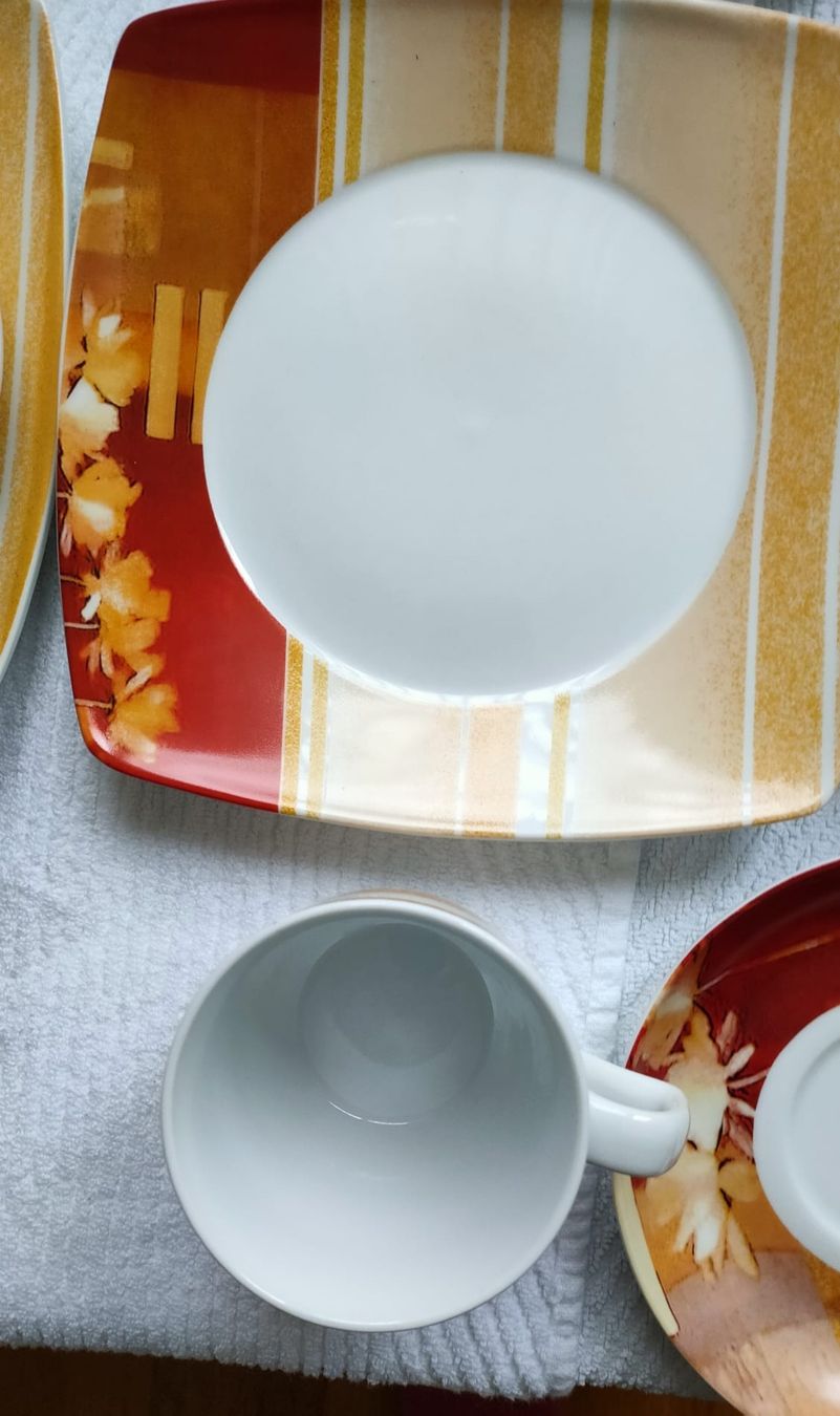 Set di piatti: 18 Teil. Frühstück Set – Usato da Luzern venduto da Luzern_Energy 4