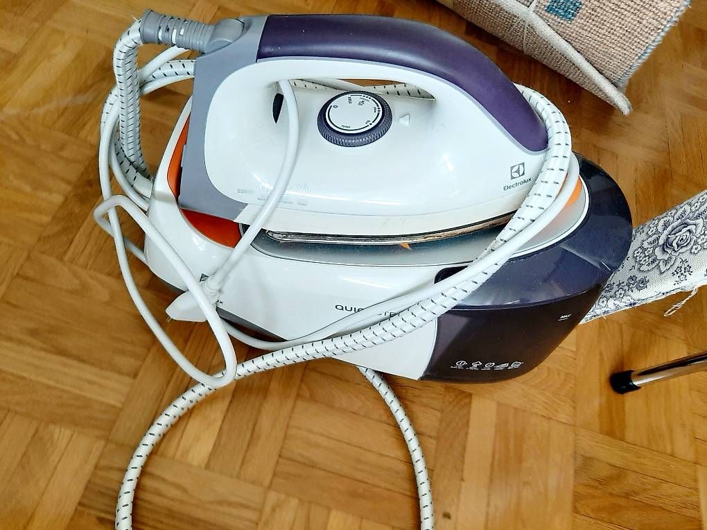 Ferri da stiro: Centrale vapeur Electrolux QuickSteam - Maison nette! – Usato da lausanne venduto da bluestone02