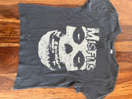 T-shirt gris avec tête de mort