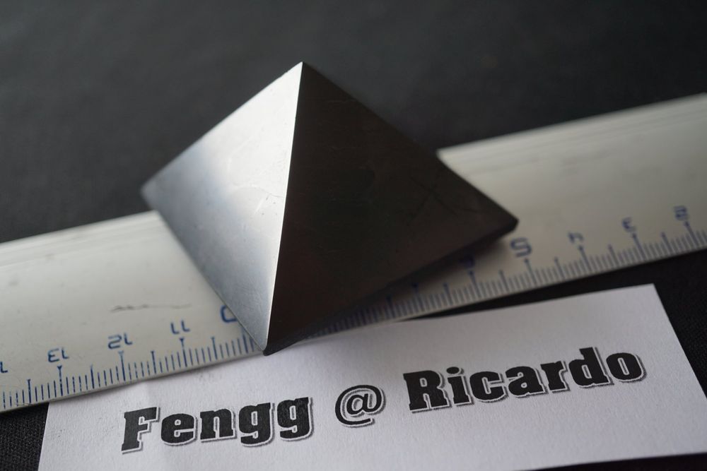 Schungit Pyramide 7cm - 50-70% Kohlenstoff Für Schutz & Meditation