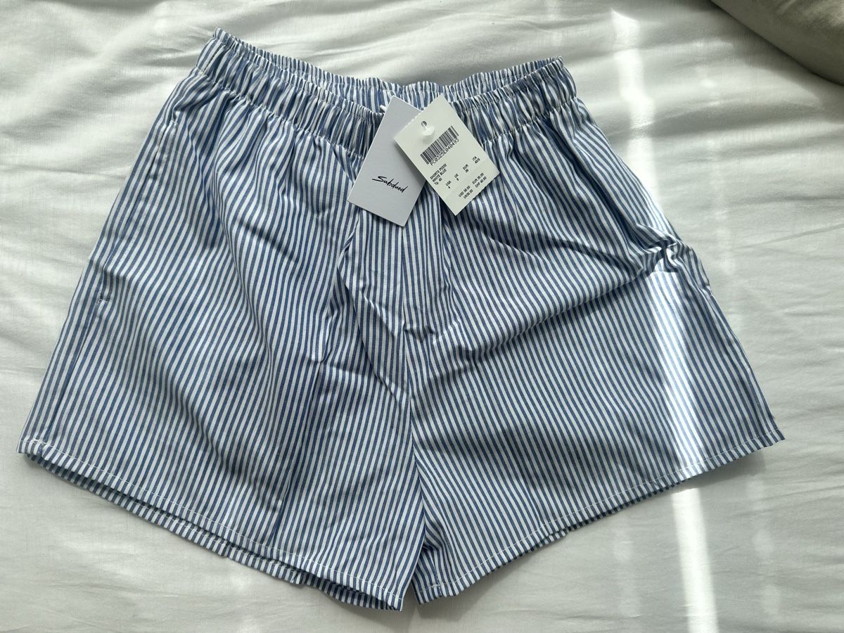Pantaloni: subdued stripped shorts NEVER BEEN WORN – Nuovo (secondo la descrizione) da Bachenbülach venduto da cookiecutter