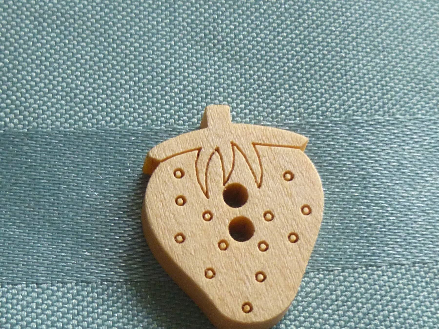 Bottoni: 20 Holzknöpfe Erdbeeri natur 2 cm – Nuovo (secondo la descrizione) da Hinwil venduto da Glasperlen 1