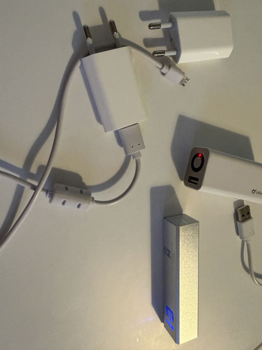 Ladegeräte: 2 Powerbanks und Kabel – Gebraucht aus Baden von CeDe22