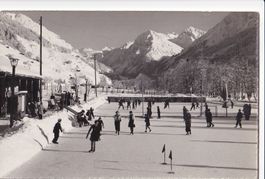 Klosters Eisfeld mit Silvrettagruppe