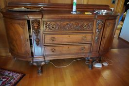 Antikes Sideboard / Kommode aus Massivholz – mit aufwendigen