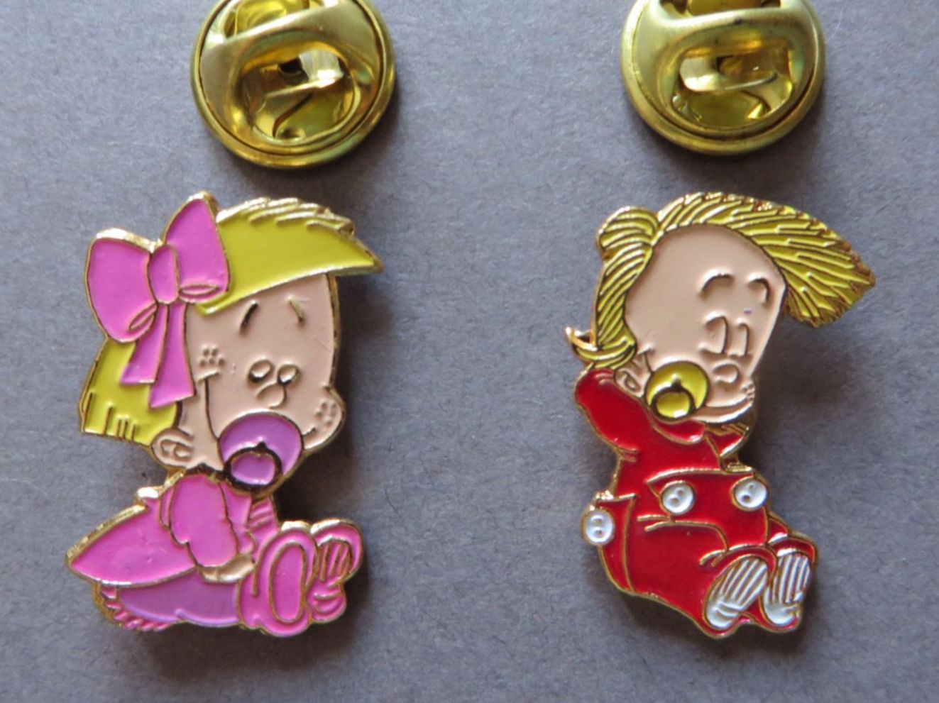 Plaketten & Abzeichen: SET VON 2 PIN'S BABY MIT SCHNULLER, NUGGI – Gebraucht aus Neuhausen von luckimucki