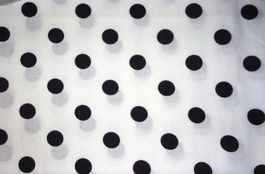 Baumwollstoff  50 x   85 cm schwarze Tupfen 1,8 mm