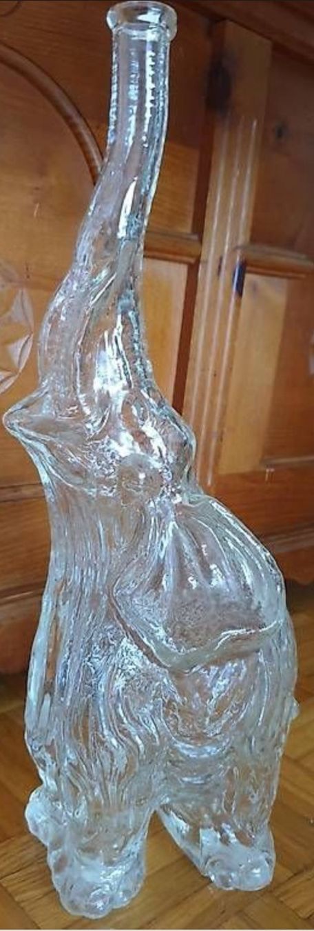 Statuette: Vintage-Formglasflasche in Elefantenform Dekanter – Usato da Chur venduto da Vintage-Hunter