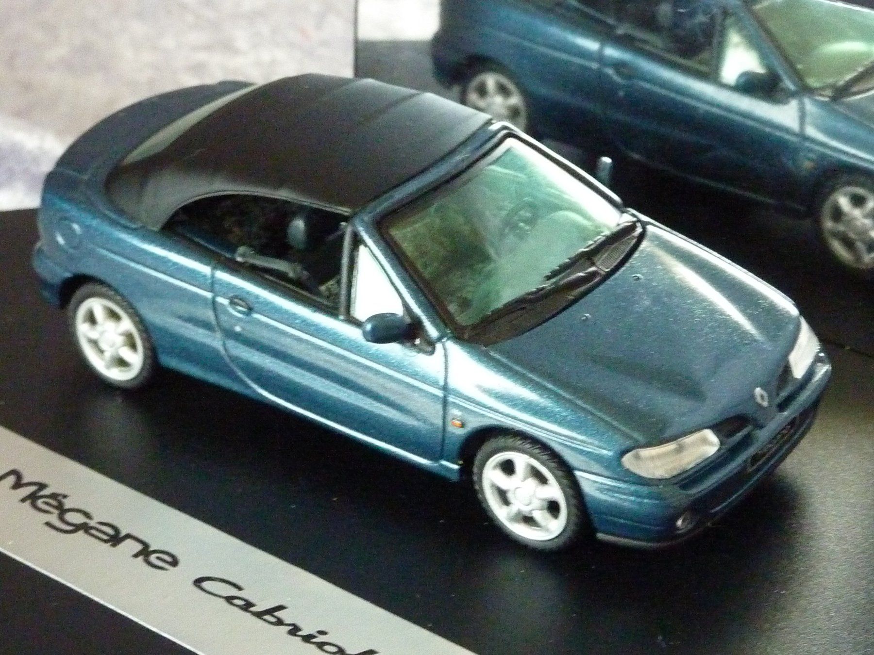 Renault Modellini d'auto: Renault Megane Cabriolet  1:43 – Nuovo e nell'imballaggio originale da Dürrenäsch venduto da modellautos4you 1