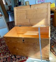 Alte Holztruhe aus Tannenholz mit Griffen, antik